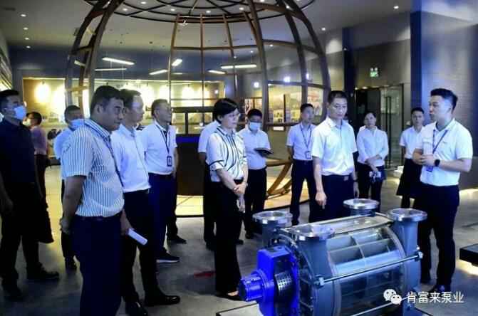 公司董事长、总经理陈迪(右一)向李军区长(右二)一行介绍kaiyun·开云官方站登录入口-KaiYun开云(中国)产品